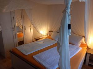 ein Schlafzimmer mit einem Himmelbett in der Unterkunft Gästehaus auf der Kunstmeile in Krems an der Donau