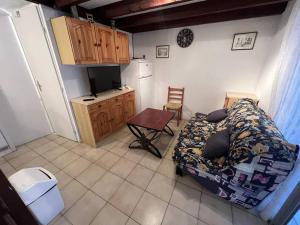 ポール・ルカートにあるVilla Port Leucate, 3 pièces, 5 personnes - FR-1-81-101のベッド、テーブル、キッチンが備わる小さな客室です。