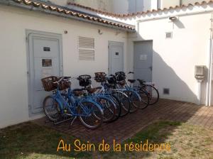 a group of bikes parked next to a building at EOLE, Idéalement situé sur le port de St Martin de Re in Saint-Martin-de-Ré