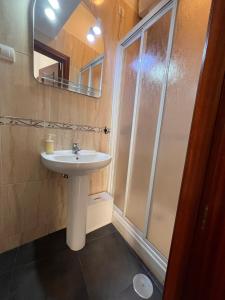 un baño con lavabo y ducha en Málaga La Bella centro histórico, en Málaga 31 fotos más