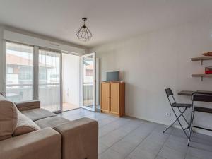 ein Wohnzimmer mit einem Sofa und einem Tisch in der Unterkunft Appartement Hendaye, 2 pièces, 4 personnes - FR-1-2-343 in Hendaye
