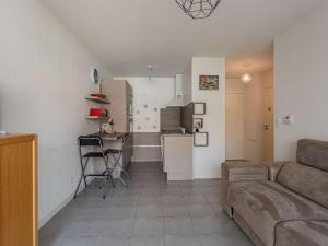 ein Wohnzimmer mit einem Sofa und einer Küche in der Unterkunft Appartement Hendaye, 2 pièces, 4 personnes - FR-1-2-343 in Hendaye