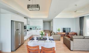 Virtuvė arba virtuvėlė apgyvendinimo įstaigoje Bellevue Serviced Apartments