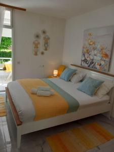 ein Schlafzimmer mit einem großen Bett in einem Zimmer in der Unterkunft Studio apartman MARIJA in Petrcane