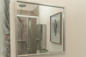 specchio in bagno con doccia di Church House a Ilfracombe