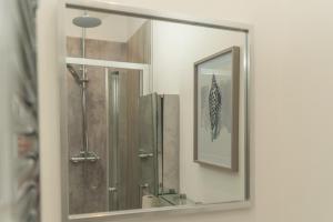 - Baño con espejo y ducha en Church House - 2 Bed-Sleeps 4-TJS21CH, en Ilfracombe