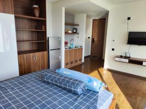 um quarto com uma cama com uma almofada azul em Hoa vàng trên cỏ xanh em Phu Yen