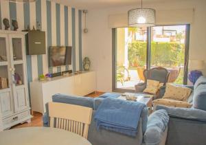 a living room with a blue couch and chairs at Apartamento en Valle del Este in Vera