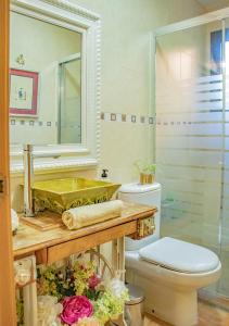 a bathroom with a sink and a toilet and a mirror at Apartamento en Valle del Este in Vera