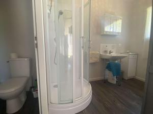 Ένα μπάνιο στο Maison 6 pers. avec jardin et terrasse, proche plage et forêt, animaux admis, ménage inclus - FR-1-246A-183