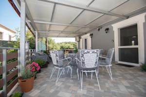 a patio with a table and chairs under awning at SOHORO Forest Hill Apartment in Kampion