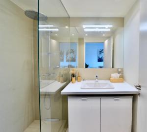y baño con lavabo y ducha. en Modern & Stylish Close to Centre, en Viena