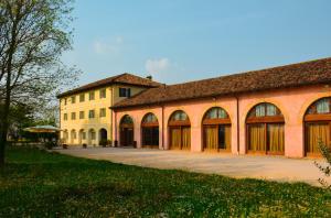 a large building with a lot of windows at Agriturismo Rechsteiner in Ponte di Piave