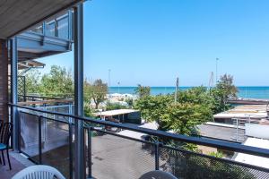 uma varanda com vista para o oceano em SE002 - Senigallia, bilocale fronte mare con spiaggia em Senigallia
