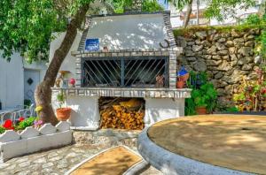 德拉马利Apartman Draga的石头墙庭院内的石头壁炉 更多33张照片