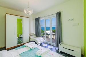 德拉马利Apartman Draga的一间带床的卧室，可欣赏海景