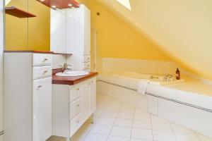 a bathroom with a sink and a bath tub at Magnolia - Charmante maison avec jardin in Nantes