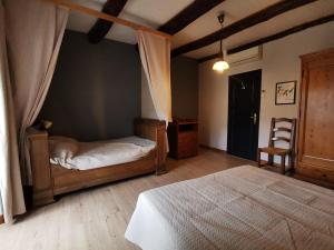 A bed or beds in a room at Les gîtes Estaou Treillo