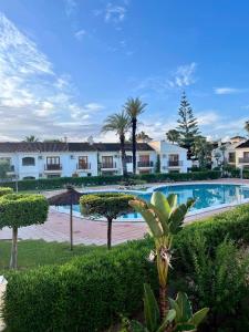 Bazén v ubytovaní Apartamento Soleado Vera Costa, 200 m de la playa alebo v jeho blízkosti