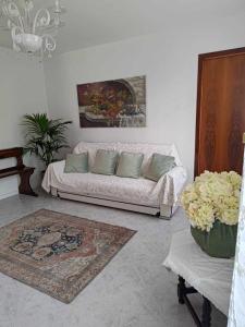 a living room with a couch and a rug at Traghetto vecchio house in Cavallino-Treporti