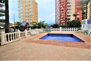 uma piscina no meio de uma cidade em Precioso apartamento con piscina WiFi em La Pobla de Farnals
