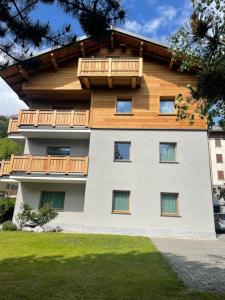 un edificio con balcón en la parte superior en La Casa di Armando, en Bormio