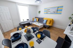 a living room with a dining table and a living room at Cosy Home by the Sea in Great Yarmouth in Southtown