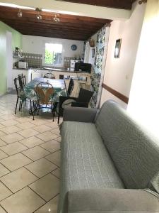sala de estar con sofá y mesa en Maison de 4 chambres avec piscine partagee jardin clos et wifi a Saint Joseph a 6 km de la plage, en Saint-Joseph