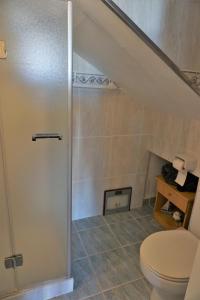 エルス・ポブレッツにあるCasa Mandarinaのバスルーム(トイレ付)、階段