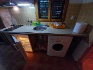 Η κουζίνα ή μικρή κουζίνα στο Cosy Cottage on Avala Mountain