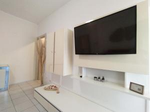 A television and/or entertainment centre at Casa Emmeti