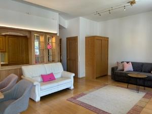 uma sala de estar com um sofá branco e uma mesa em Haus Silent Apartment TOBI TOP 27 em Schladming