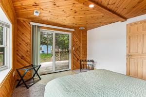 um quarto com uma cama e um tecto de madeira em Moe's Vineyard - Cabin em Necedah