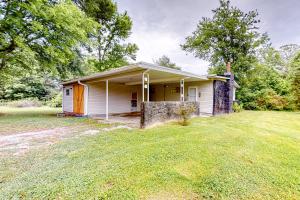 a small yellow house with a large yard at Jacques Tranquility in Fort Oglethorpe