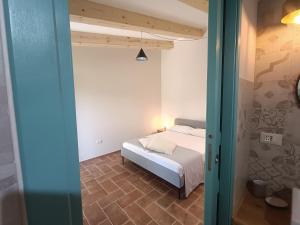 ピオンビーノにあるAgriturismo Al posto giustoの小さなベッドルーム(ベッド1台付)