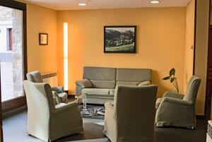 a living room with a couch and chairs at Pensio La Creu in Esterri d'Àneu