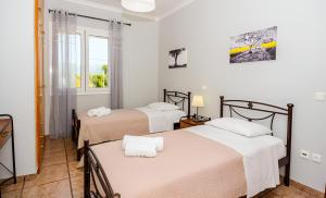 Posteľ alebo postele v izbe v ubytovaní Aristotelis Apartment Lakithra-Alexandra