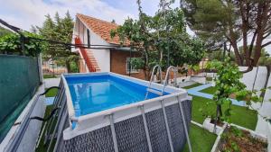 uma piscina na varanda de uma casa em Apartamento en casa rural B2 en entorno natural em Navas del Rey