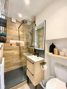 W łazience znajduje się prysznic, umywalka i toaleta. w obiekcie Appartements chaleureux - 15 min à pied de la gare w Hawrze