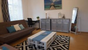 uma sala de estar com um sofá e uma mesa em Apartamenty Hotelique em Sopot