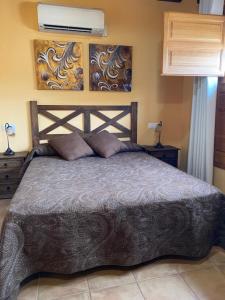 ein Schlafzimmer mit einem großen Bett in einem Zimmer in der Unterkunft LA SOCIEDAD in Arens de Lledó