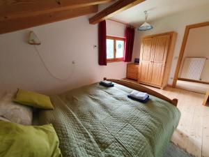 ein Schlafzimmer mit einem großen Bett in einem Zimmer in der Unterkunft Burgerhof in Jenesien