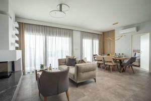 un soggiorno con divano e tavolo di Melilia luxury villa a Gennadi