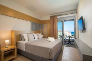 una camera con letto e vista sull'oceano di Melilia luxury villa a Gennadi