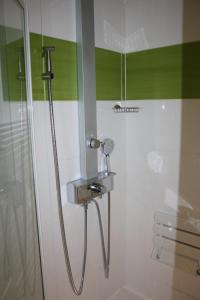 Kúpeľňa v ubytovaní Urlaub am Krausberghof, Apartment mit Balkon und Parkplatz, inmitten der Natur, kostenfreie Kaffeekapseln, 6 Fahrminuten zur Alpentherme Gastein und zur Schlossalmbahn, Spielplatz, großer Gartenbereich