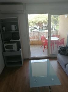 Zdjęcie z galerii obiektu Sympathique studio climatisé sur le port de Hyeres w Hyères