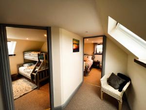 Mały pokój z lustrem i sypialnią w obiekcie Norfolk Coastal Cottages w mieście Heacham