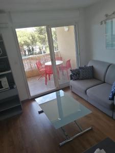 Zdjęcie z galerii obiektu Sympathique studio climatisé sur le port de Hyeres w Hyères