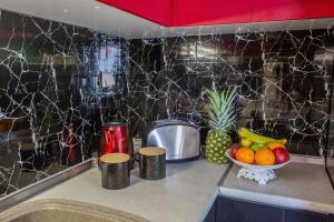 A kitchen or kitchenette at Endless Blue Sunshine