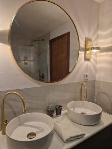 La salle de bains est pourvue de 2 lavabos et d'un grand miroir. dans l'établissement Port Saplaya 3 Valencia, à Port Saplaya